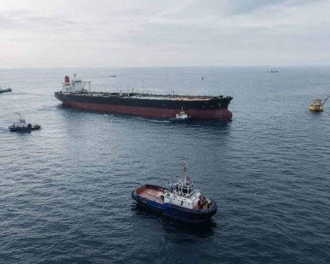Oil markets steady as Hormuz reopens and shipping starts to move