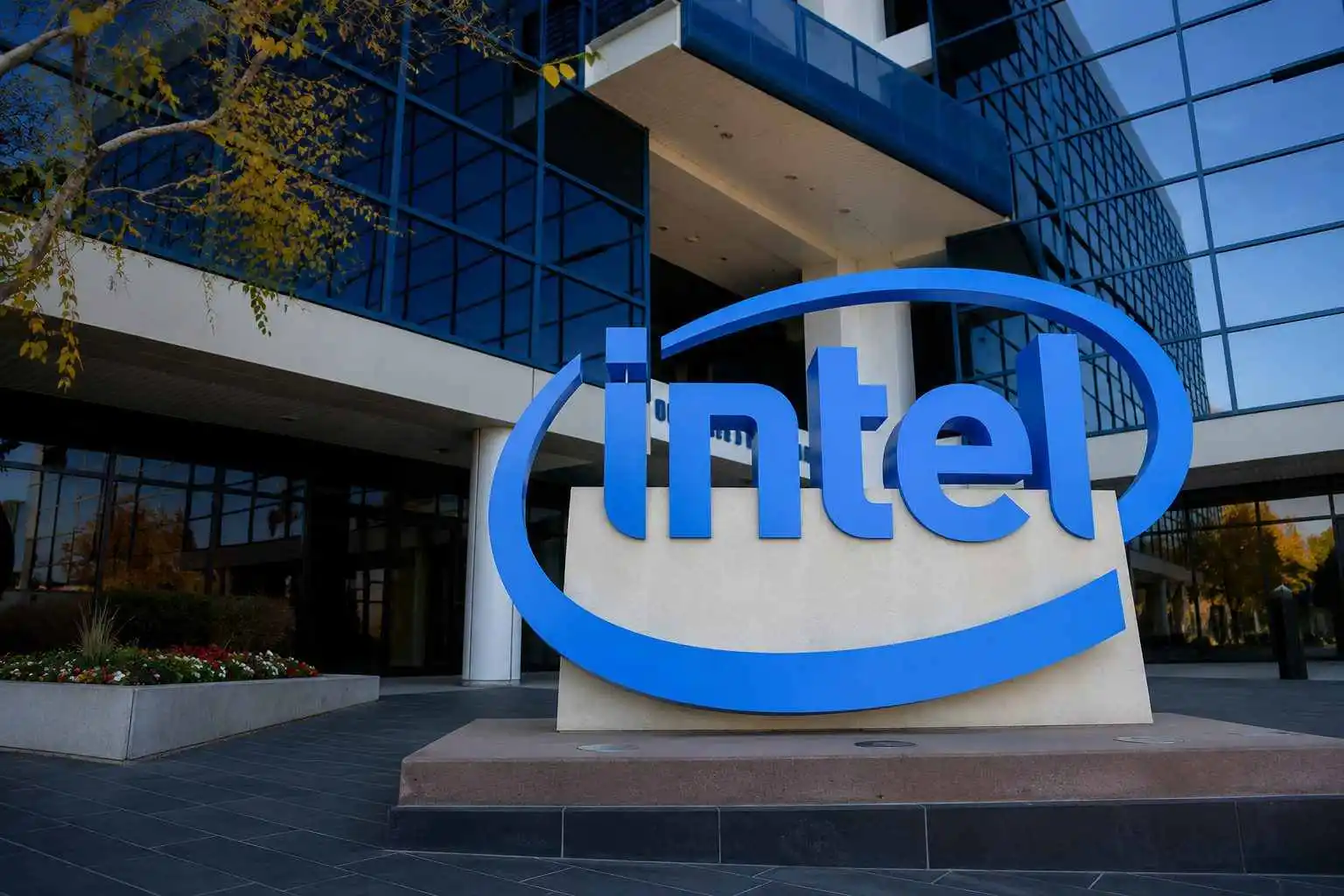 Intel (NASDAQ: INTC) Gets an Apple Premium, Math Shows Little Room Left