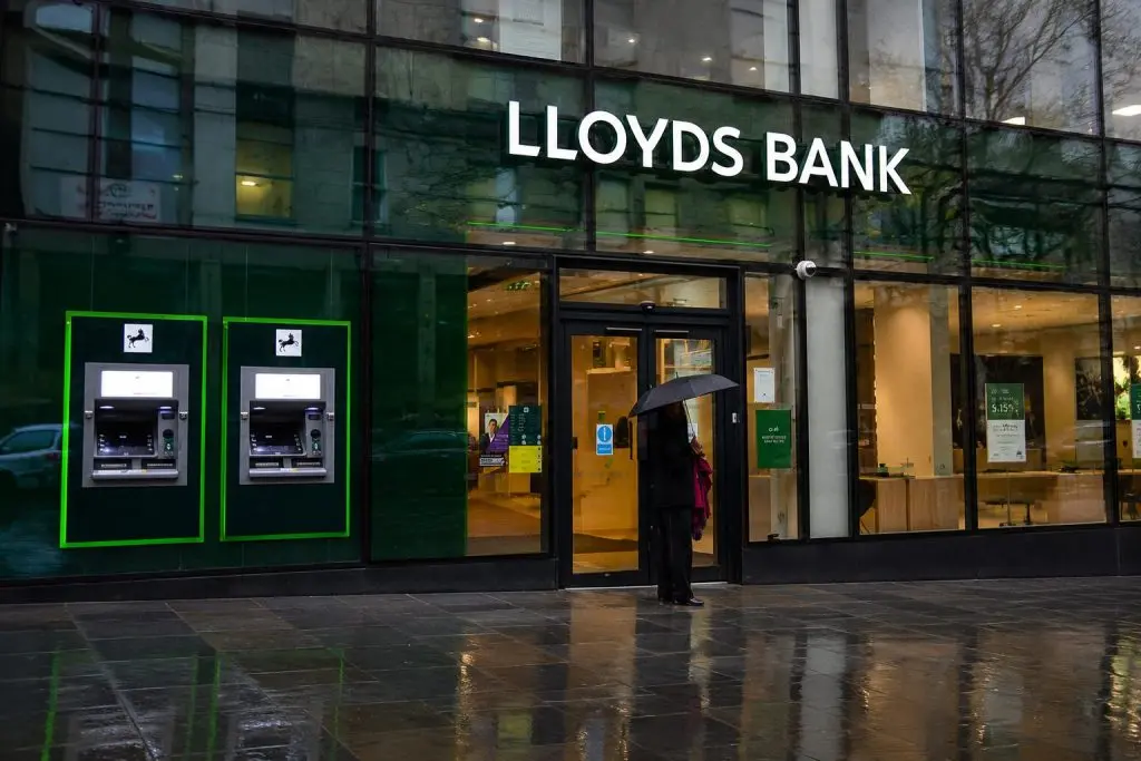 Lloyds stock drifts lower as FCA car finance hold clouds buyback hopes