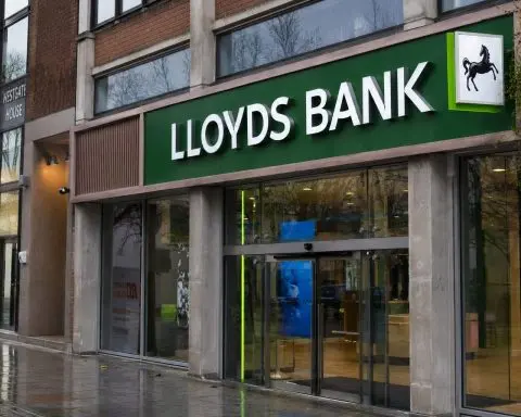 Lloyds Edges Back Toward £1 as Buyback, Mortgage Reductions, Rate Moves Stay in Focus