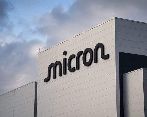 Micron Moves Higher With Traders Focused on AI Memory, Earnings Ahead