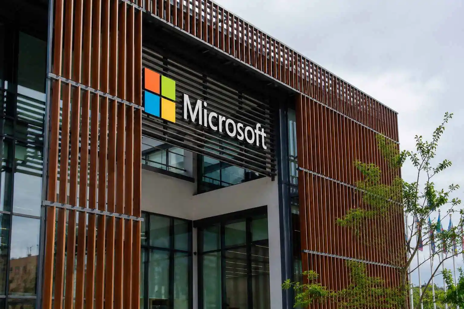 Microsoft (NASDAQ:MSFT) Faces Questions on AI After Attempted Rebound