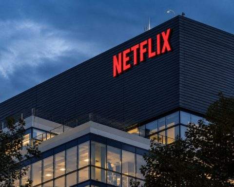Netflix (NASDAQ:NFLX) drops to 52-week low while Meta makes living room push