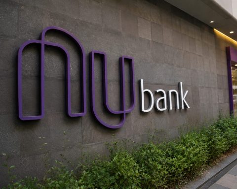 Nu Holdings Rises After $1 Billion Buyback; Analysts Remain Cautious