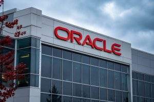 Oracle lags tech rebound as backlog schedule puts spotlight on cash shortage