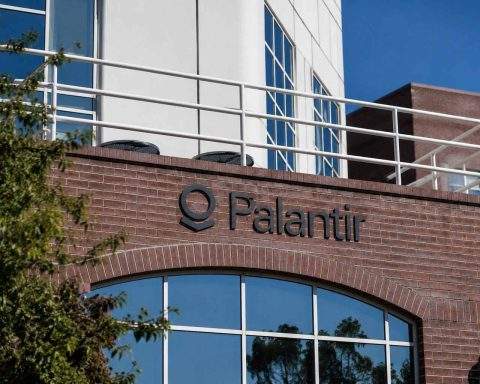 Palantir trades into the week as France move puts AI at risk in Europe