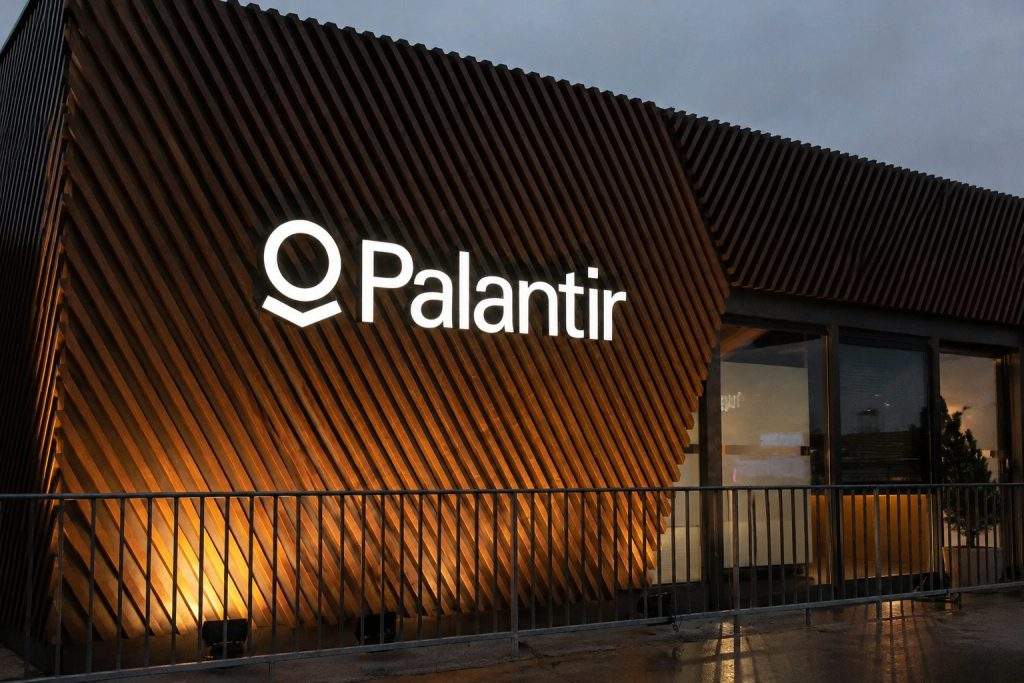 Palantir sinks to 52-week low even after Zeta AI deal
