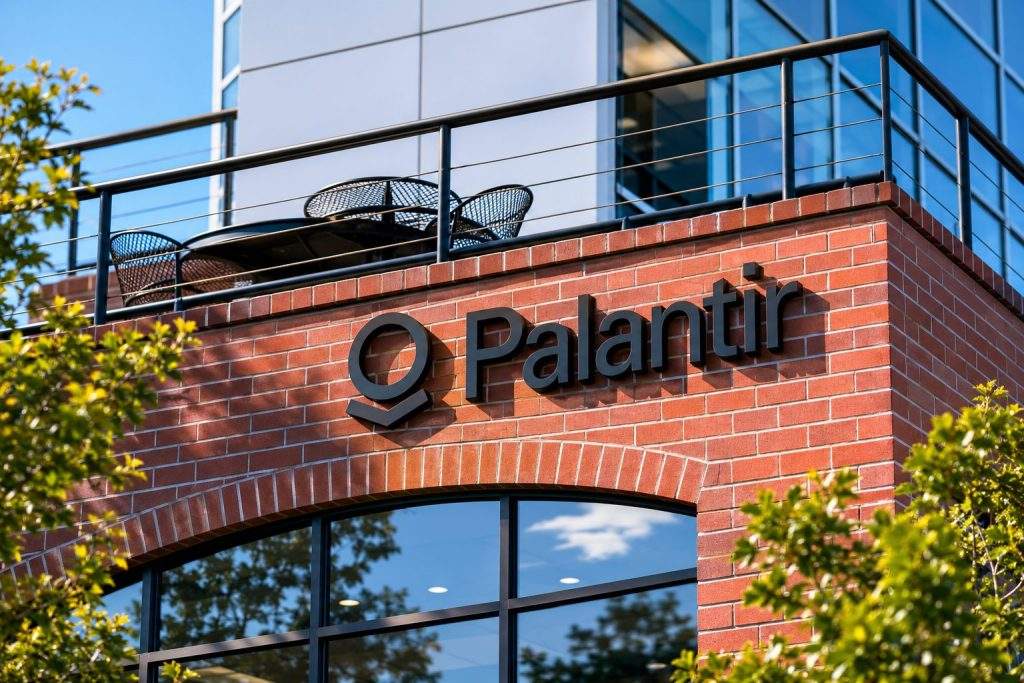 Palantir Technologies (NASDAQ:PLTR) drops to 52-week low as AI premium weakens