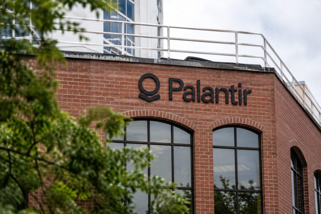 Palantir Technologies (NASDAQ:PLTR) bounces back before Russell close, $242 billion gap stays