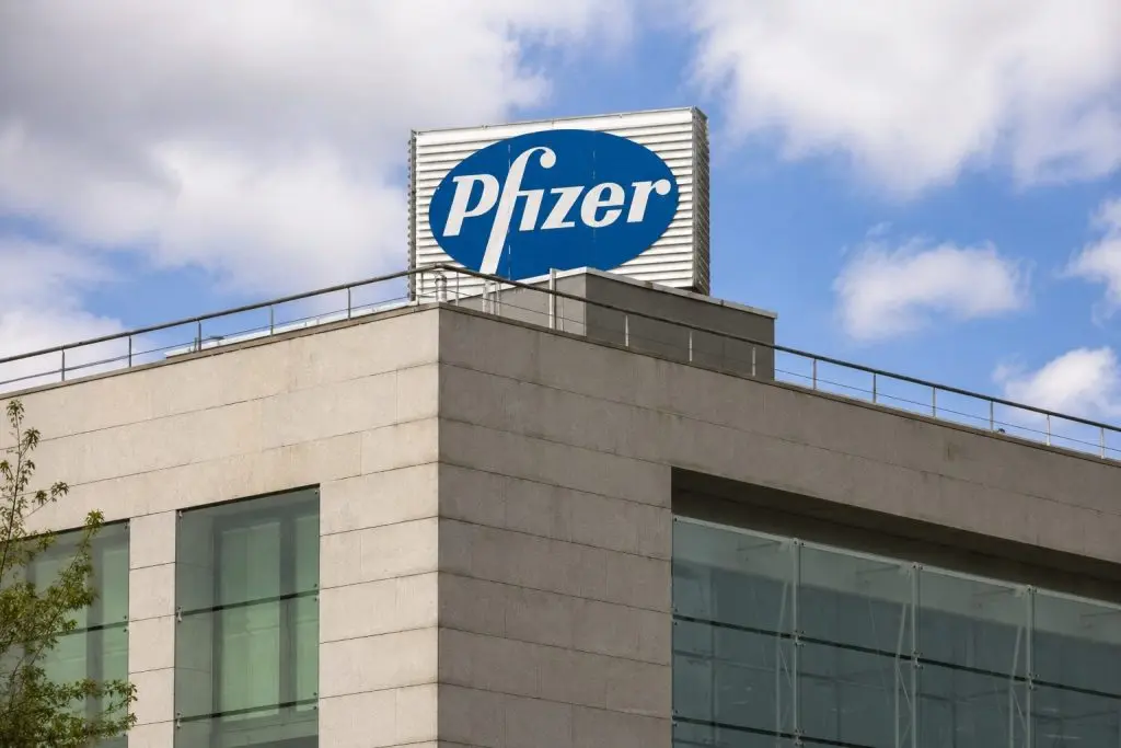 Pfizer trades around $26 with dividend in focus, drug-price worries linger