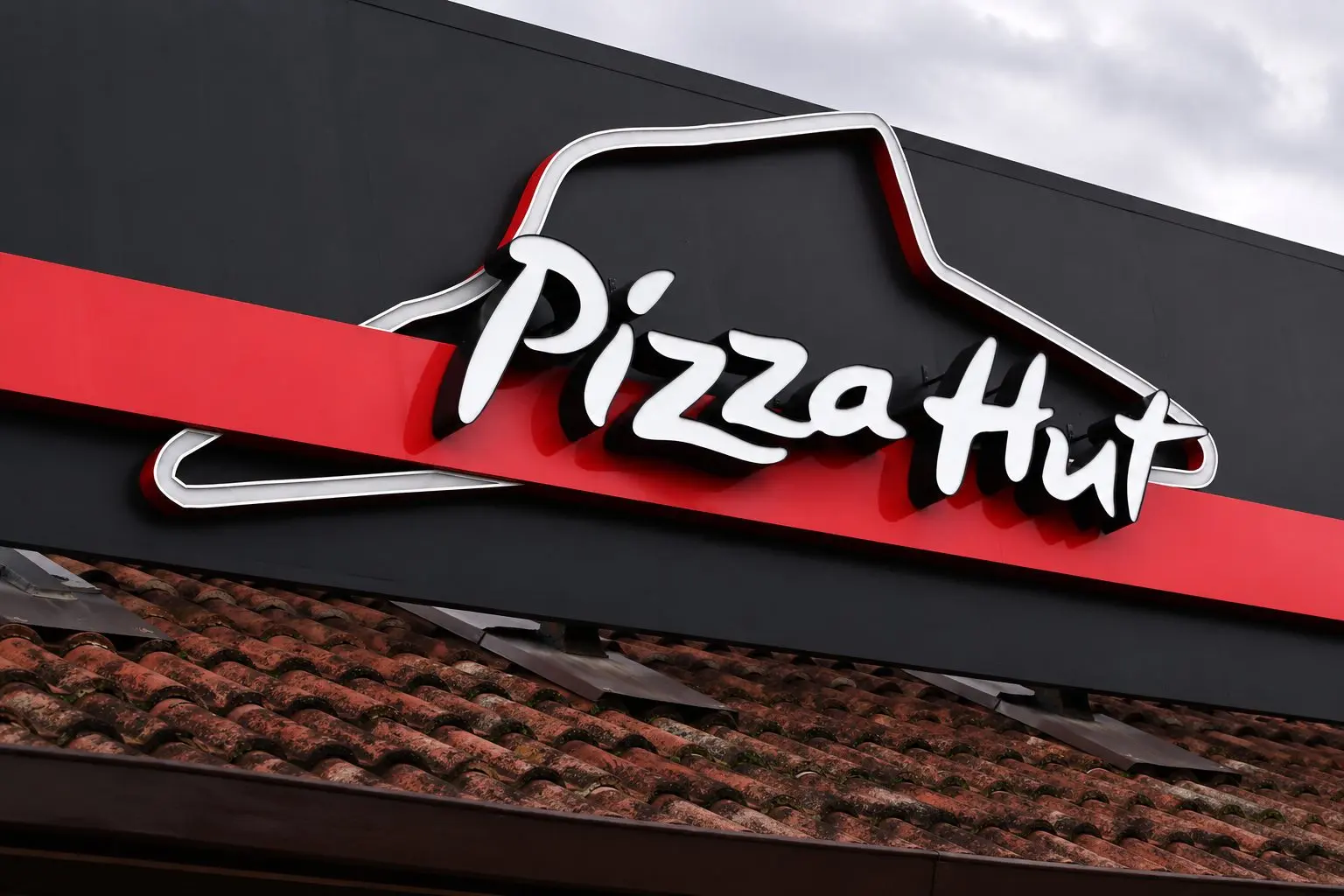 Yum Brands unloads Pizza Hut in $2.7 billion deal with LongRange and Yum China