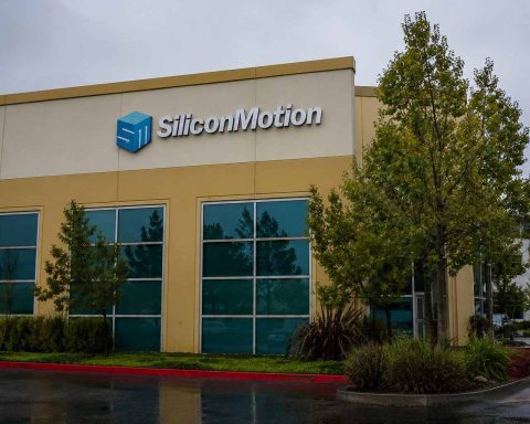 Silicon Motion (NASDAQ:SIMO) eases off record high as analyst sees less upside