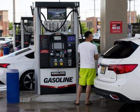 U.S. Gas Falls Under $4 After Iran Deal Sends Oil Lower