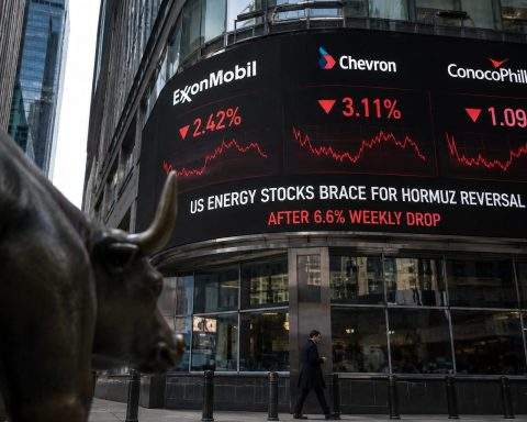 US Energy Stocks Eye Hormuz Move After 6.6% Weekly Slide