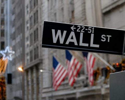 Dow climbs but S&P 500 and Nasdaq dip after tech weakens