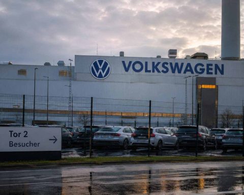 Volkswagen 100,000-job cut report links to €23 billion investment freeze