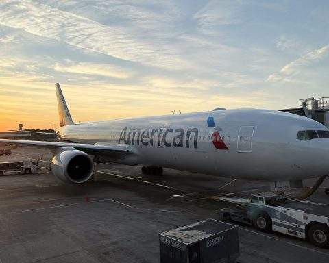 American Airlines (NASDAQ:AAL) shares fall as investors bet jet-fuel price jump eases