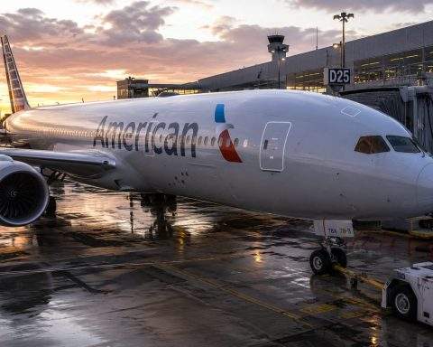 American Airlines Group (NASDAQ:AAL) Q2 outlook: record revenue expected, profit seen flat
