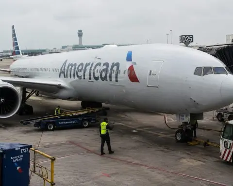 American Airlines Group (NASDAQ:AAL) Shares Fall 8% as Fuel Consumes Nearly All Revenue Growth
