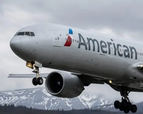American Airlines (NASDAQ:AAL) Stock Recovers From Outage Decline While Fuel Sustains Margin Disparity
