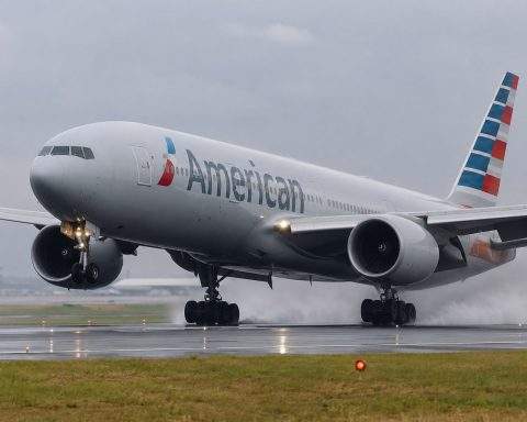 American Airlines (NASDAQ:AAL) trades near 52-week high after strong holiday travel
