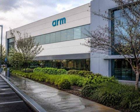 Arm Holdings (NASDAQ: ARM) falls 7% as rich valuation amplifies chip selloff
