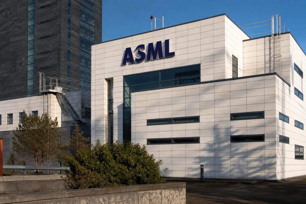 ASML (AMS:ASML) Holds Steady as Q4 Guidance Targets €14.4 Billion