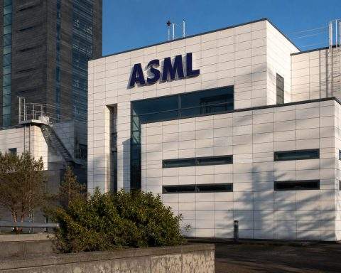 ASML (AMS:ASML) Holds Steady as Q4 Guidance Targets €14.4 Billion