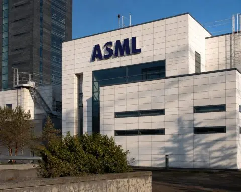 ASML (AMS:ASML) Holds Steady as Q4 Guidance Targets €14.4 Billion