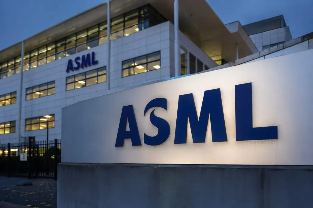 ASML Holding (NASDAQ: ASML) steady after outlook sets €14.4B Q4 bar
