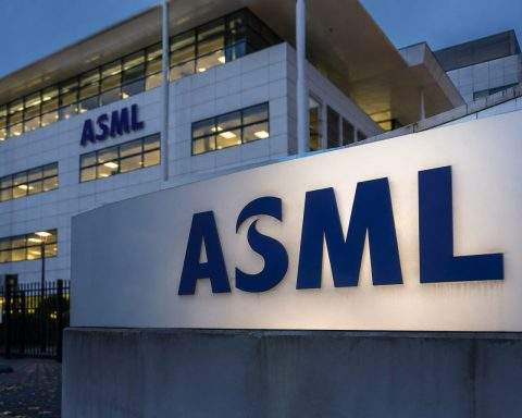 ASML Holding (NASDAQ: ASML) steady after outlook sets €14.4B Q4 bar