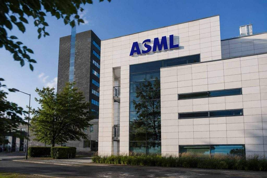 ASML (NASDAQ:ASML) Drops 6% After China DUV Report Raises Questions About Lithography Edge