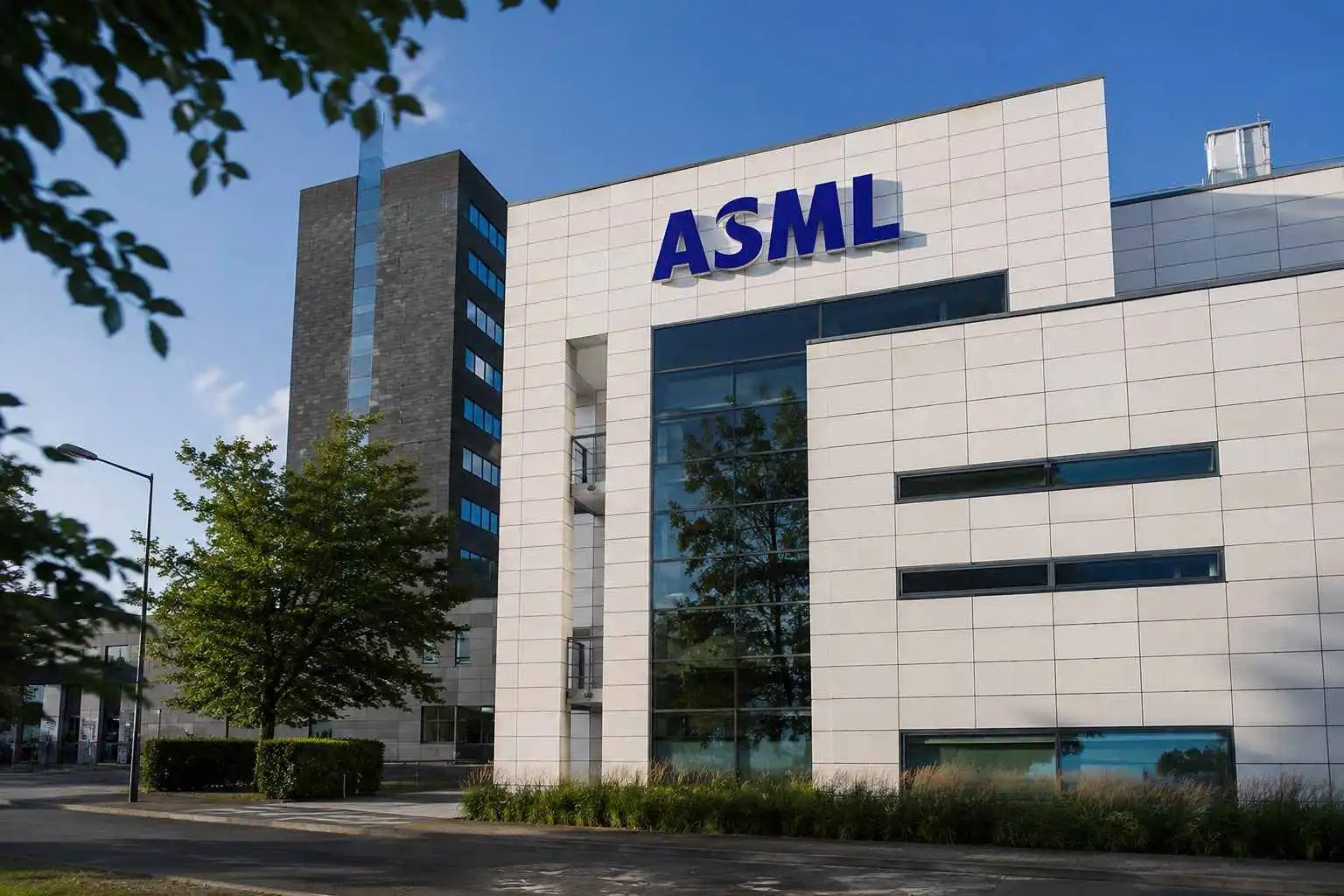 ASML (NASDAQ:ASML) Drops 6% After China DUV Report Raises Questions About Lithography Edge ASML (NASDAQ:ASML) Drops 6% After China DUV Report Raises Questions About Lithography Edge