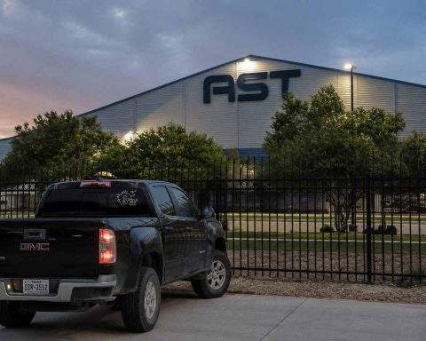 AST SpaceMobile Shares Dip After $1 Billion Fundraise Highlights Possible Launch Postponement