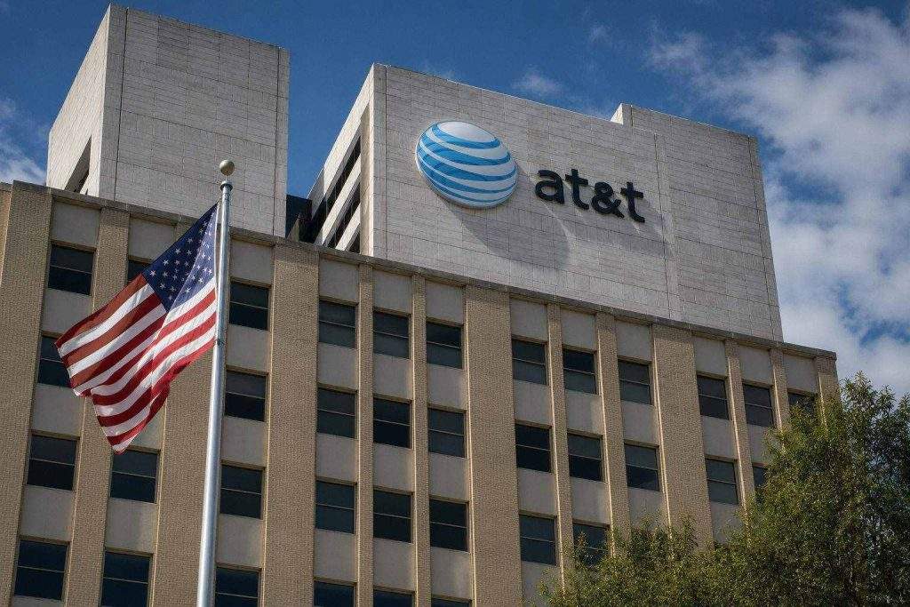 AT&T Inc. (NYSE:T) Rises 10.6% in the Week as Fiber-Wireless Gains Offset Copper Drop