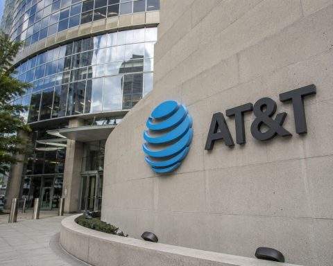 AT&T (NYSE:T) Shares Gain After Subscriber Numbers Fuel $10 Billion Buyback Equation