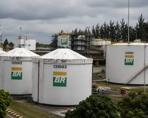 Brazil’s Fuel Subsidy Delay Pushes Bigger Fiscal Costs to Investors’ Radar