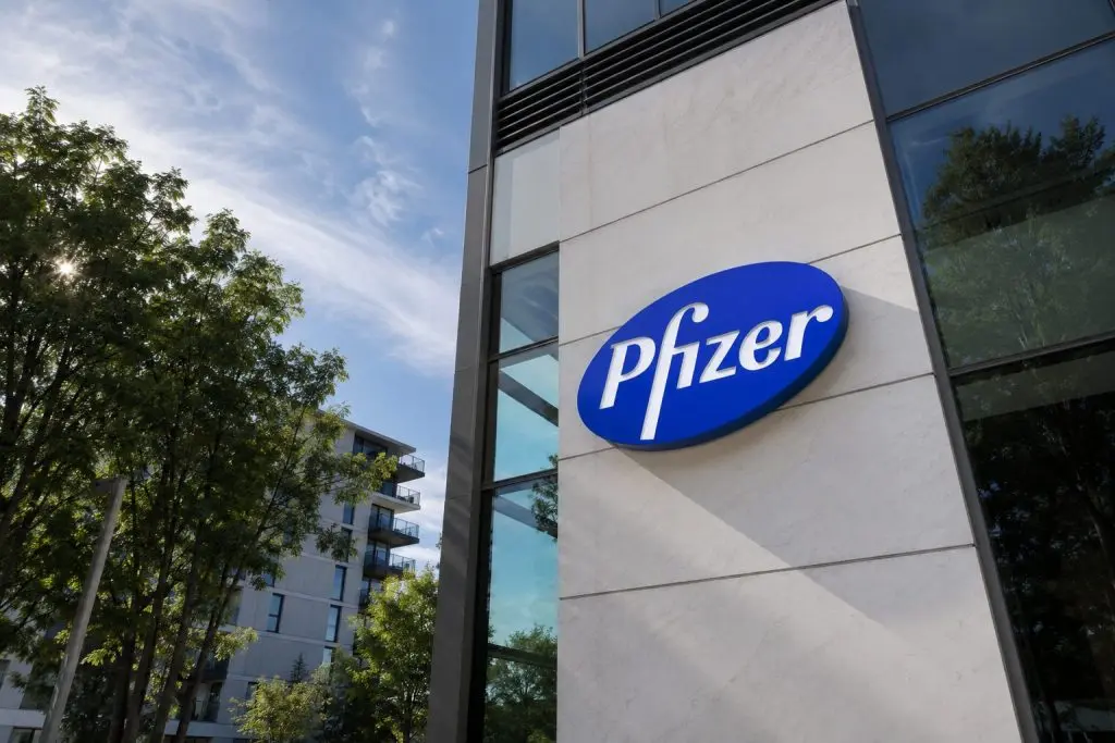 Pfizer (NYSE:PFE) Holds 7% Yield as AI Selloff Hits, Options Traders Look for Protection