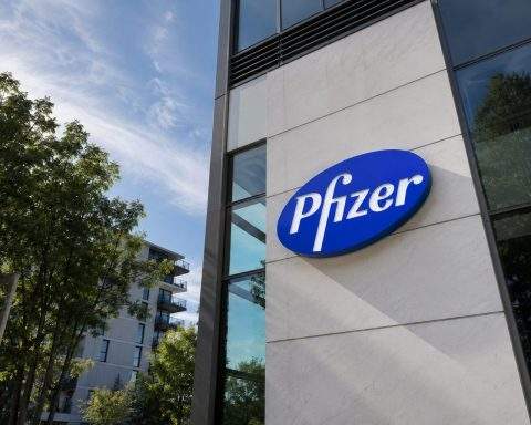 Pfizer (NYSE:PFE) Holds 7% Yield as AI Selloff Hits, Options Traders Look for Protection