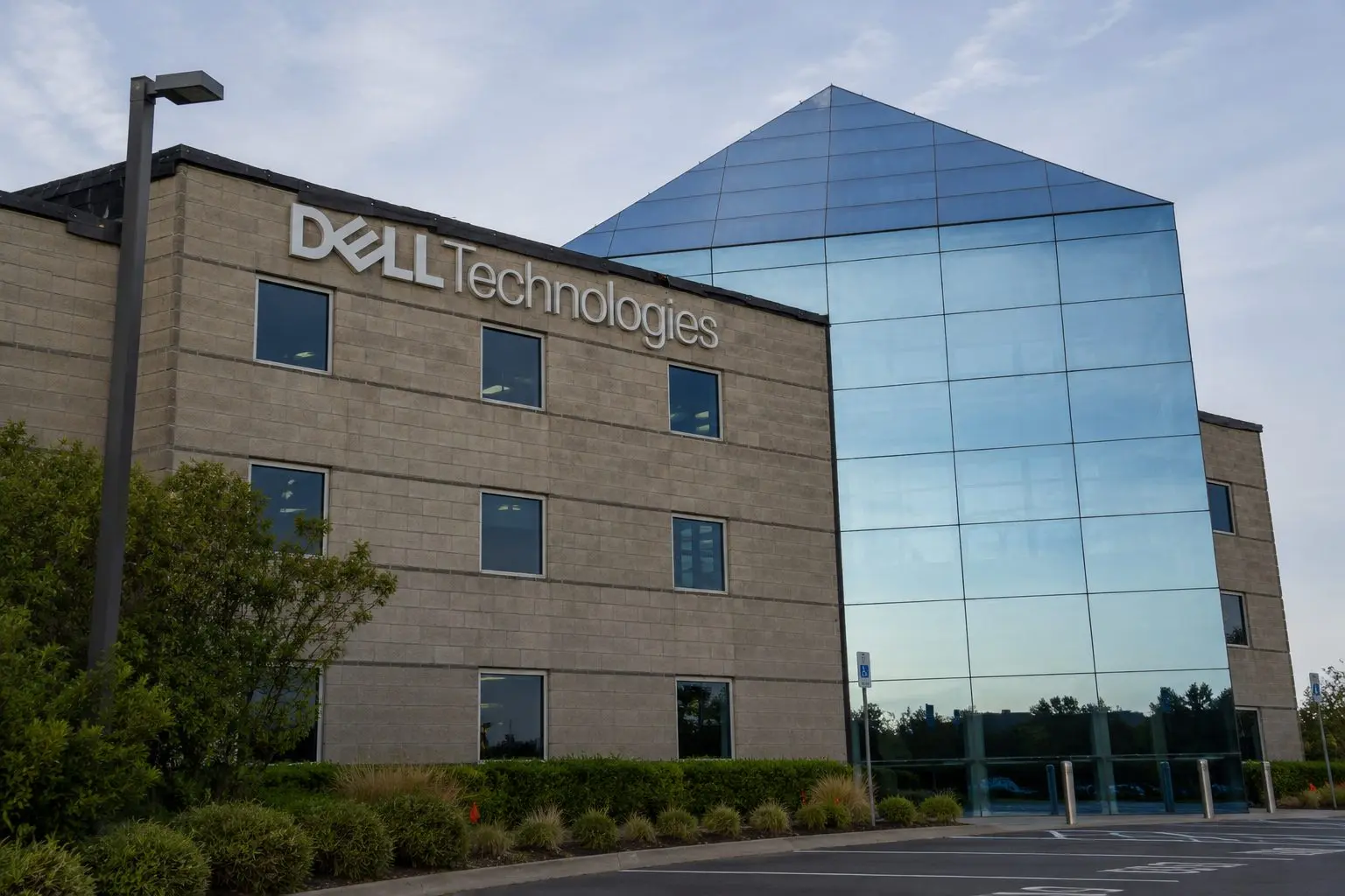 Dell Technologies (NYSE:DELL) stock jumps as enterprise budgets pivot to AI hardware