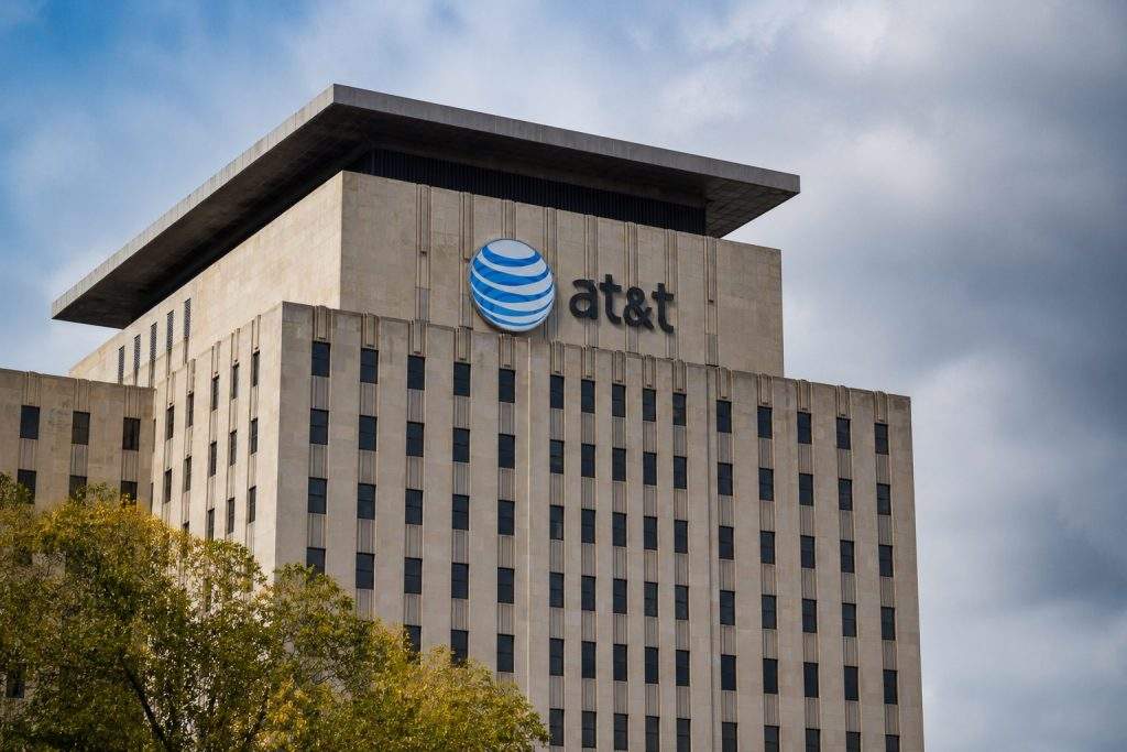 AT&T (NYSE:T) 12% free-cash-flow yield draws fire as Starlink tests pricing
