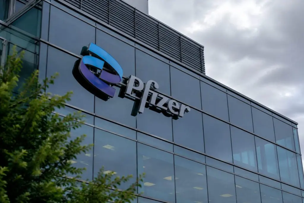 Pfizer (NYSE:PFE) Faces New Patent Claim After $96 Billion in COVID Vaccine Revenue