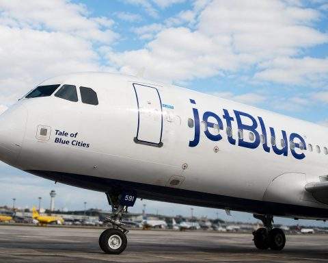 JetBlue (NASDAQ:JBLU) starts pay-later on flights as fuel costs climb