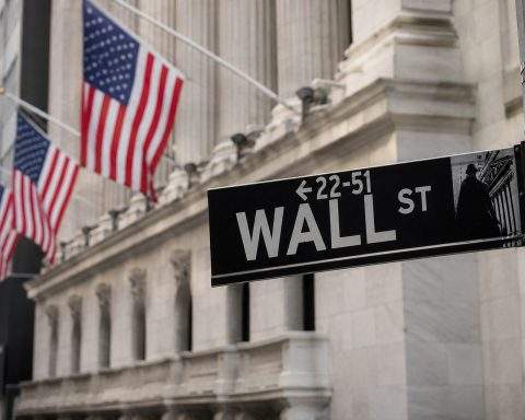 US Stock Futures Drop Further as Chip Selloff Widens $10 Billion Growth-Value Gap