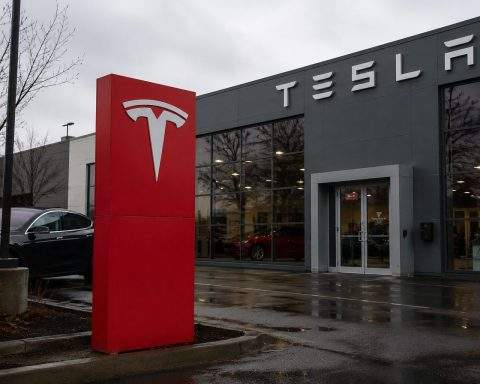 Tesla, Inc. (NASDAQ:TSLA) Stock Confronts $3.25 Billion Cash Drain After All-Time Delivery High
