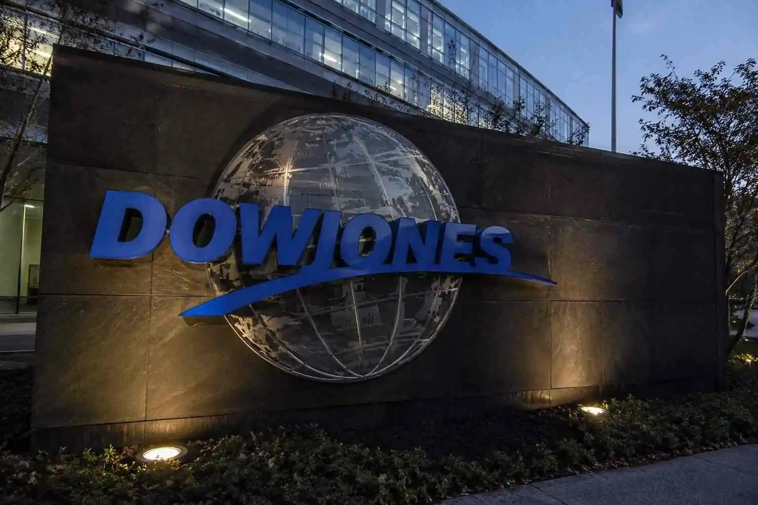 Dow Jones rises in live trading as oil falls, index widens gap over Nasdaq Dow Jones rises in live trading as oil falls, index widens gap over Nasdaq