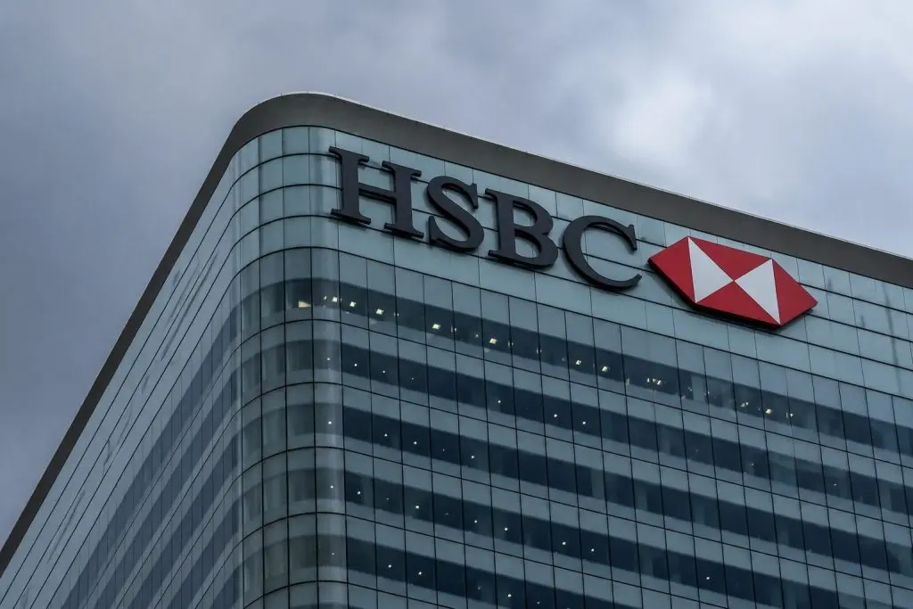 HSBC (LON:HSBA) hovers near 27-year high after $3 billion debt call outpaces dividend