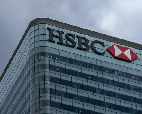 HSBC (LON:HSBA) hovers near 27-year high after $3 billion debt call outpaces dividend