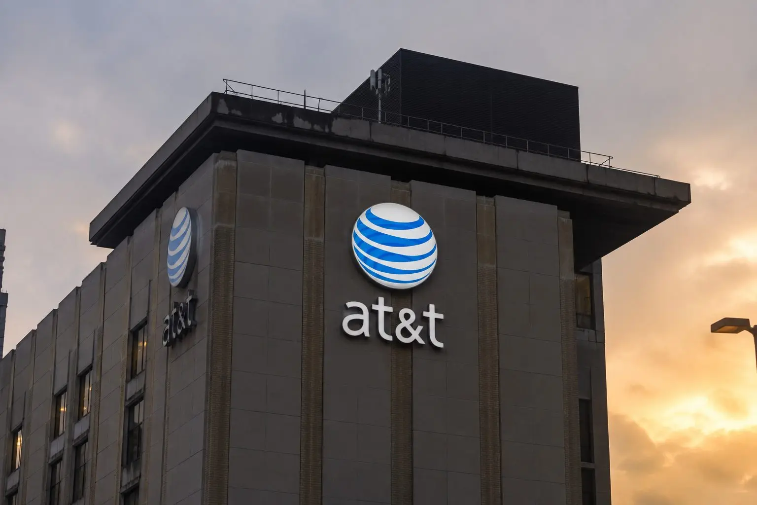 AT&T sinks for fourth straight day, yield spikes as SpaceX worry hits shares