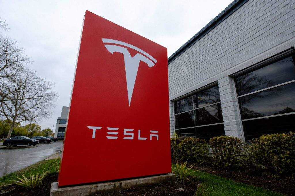 Tesla jumps on SpaceX merger chatter, market shrugs off Musk cash ties
